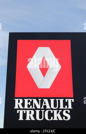 Villefranche, France - 28 mai 2017 : logo Renault Trucks sur un panneau. Renault Trucks est un fabricant français de camions commerciaux et de véhicules militaires Banque D'Images