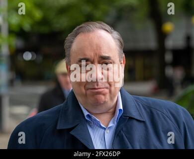 Londres, Royaume-Uni. 25 mai 2021. Alex Salmond, ancien ministre en chef écossais, à l'extérieur des chambres du Parlement crédit : Ian Davidson/Alay Live News Banque D'Images