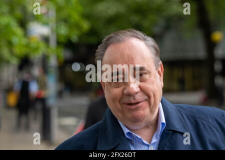 Londres, Royaume-Uni. 25 mai 2021. Alex Salmond, ancien ministre en chef écossais, à l'extérieur des chambres du Parlement crédit : Ian Davidson/Alay Live News Banque D'Images