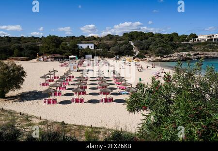 Felanitx, Espagne. 24 mai 2021. Seulement quelques personnes peuvent être vues sur la plage de Cala Marcal près de Porto Colom dans l'est de l'île de Majorque par temps ensoleillé. Pas beaucoup de touristes sont arrivés sur l'île encore. Les voyageurs allemands peuvent se rendre en Espagne sans obligation de quarantaine. Les voyageurs en provenance d'Allemagne doivent présenter un test PCR négatif lorsqu'ils entrent par avion ou par mer. L'Espagne a annoncé des relaxations pour les vaccins et les convalescents. Les restaurants et les cafés de Majorque sont à nouveau ouverts. Credit: Jens Kalaene/dpa-Zentralbild/ZB/dpa/Alay Live News Banque D'Images