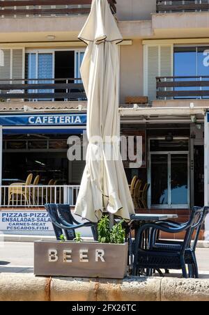 Porto Cristo, Espagne. 24 mai 2021. Il n'y a toujours pas de touristes dans une cafétéria de Porto Cristo à l'est de l'île de Majorque. Pas beaucoup de touristes sont arrivés sur l'île jusqu'à présent. Les voyageurs allemands sont autorisés à se rendre en Espagne sans obligation de quarantaine. Les voyageurs en provenance d'Allemagne doivent présenter un test PCR négatif lorsqu'ils entrent par avion ou par mer. L'Espagne a annoncé des relaxations pour les vaccins et les convalescents. Les restaurants et les cafés de Majorque sont à nouveau ouverts. Credit: Jens Kalaene/dpa-Zentralbild/ZB/dpa/Alay Live News Banque D'Images