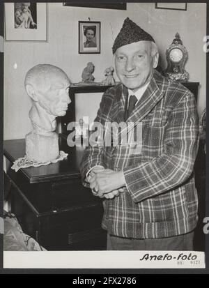 Leo de Leeuwe, le plus ancien chanteur d'opéra de notre pays, commémorera son 85e anniversaire le 25 novembre 1952. Le chanteur à une statue de lui faite par un ami, 17 novembre 1952, statues, opéra, Portraits, chanteurs, pays-Bas, Agence de presse du XXe siècle photo, nouvelles à retenir, documentaire, photographie historique 1945-1990, histoires visuelles, L'histoire humaine du XXe siècle, immortaliser des moments dans le temps Banque D'Images