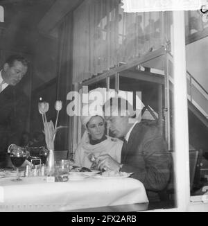 Liz Taylor à l'aéroport de Schiphol (elle est venue regarder des films de son mari Richard Burton). Au déjeuner à l'aéroport de Schiphol, Liz Taylor et Richard Burton, 26 avril 1965, acteurs, actrices, Films, stars de cinéma, déjeuners, aéroports, pays-Bas, agence de presse du xxe siècle photo, nouvelles à retenir, documentaire, photographie historique 1945-1990, histoires visuelles, L'histoire humaine du XXe siècle, immortaliser des moments dans le temps Banque D'Images