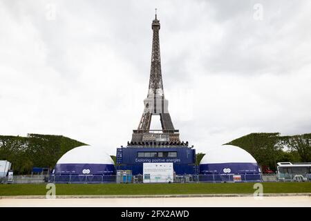 Paris, France, le 25 mai 2021. L'observateur de l'énergie présente son futur moyen de transport de l'hydrogène dans des tentes à côté de la tour Eiffel, à Paris, en France, le 25 mai 2021. Photo de Raphael Lafargue/ABACAPRESS.COM Banque D'Images