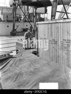 Déchargement du navire polonais Warnja Rotterdam (Prasa), 24 avril 1956, PERTE, navires, pays-Bas, agence de presse du xxe siècle photo, nouvelles à retenir, documentaire, photographie historique 1945-1990, histoires visuelles, L'histoire humaine du XXe siècle, immortaliser des moments dans le temps Banque D'Images