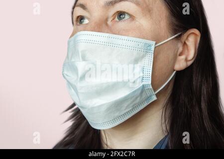 Portrait d'une femme adulte portant un masque médical protection contre les maladies respiratoires transmises par des gouttelettes en suspension dans l'air telles que coronavirus an Banque D'Images