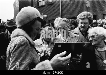 La princesse Beatrix ouvre le centre commercial de quartier et le complexe scolaire Waldervaart à Schagen; Beatrix donne aux résidents originaux Sluisdijk photo de leur maison, 28 avril 1978, ouvertures, princesses, Écoles, centres commerciaux, pays-Bas, Agence de presse du XXe siècle photo, nouvelles à retenir, documentaire, photographie historique 1945-1990, histoires visuelles, L'histoire humaine du XXe siècle, immortaliser des moments dans le temps Banque D'Images
