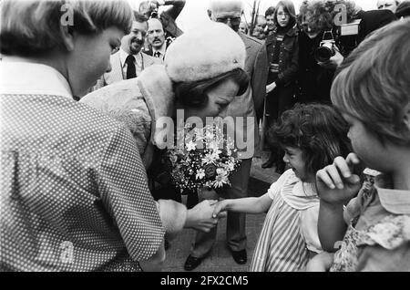 Princess Beatrix ouvre le centre commercial et le complexe scolaire de Waldervaart à Schagen; Schagen, 28 avril 1978, ouvertures, Princesses, écoles, centres commerciaux, pays-Bas, agence de presse du XXe siècle photo, news to remember, documentaire, photographie historique 1945-1990, histoires visuelles, L'histoire humaine du XXe siècle, immortaliser des moments dans le temps Banque D'Images