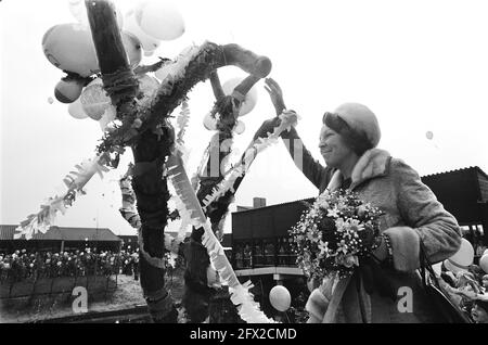 Princess Beatrix ouvre le centre commercial et le complexe scolaire de Waldervaart à Schagen; Schagen, 28 avril 1978, ouvertures, Princesses, écoles, centres commerciaux, pays-Bas, agence de presse du XXe siècle photo, news to remember, documentaire, photographie historique 1945-1990, histoires visuelles, L'histoire humaine du XXe siècle, immortaliser des moments dans le temps Banque D'Images