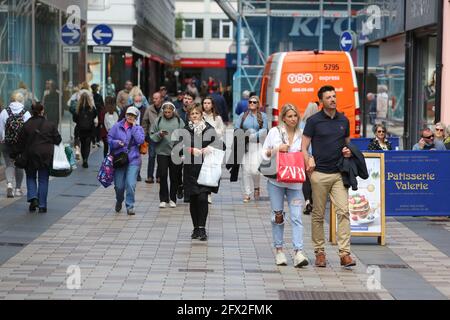 Belfast 25 mai 2021. Les clients se rentront au centre-ville de Belfast alors que les magasins et les entreprises rouvrent depuis Covid LockDown. Les habitants d'Irlande du Nord peuvent désormais prendre un verre ou un repas à l'intérieur des pubs et des restaurants, car l'hospitalité s'ouvre entièrement pour la première fois depuis décembre. Six personnes de n'importe quel nombre de ménages peuvent s'asseoir ensemble ou jusqu'à 10 personnes à condition qu'elles proviennent toutes du même ménage. L'assouplissement des restrictions du coronavirus signifie également que six personnes de deux ménages peuvent maintenant se réunir à l'intérieur des foyers. Crédit : Paul McErlane/Alamy Live News Banque D'Images