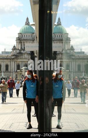 Belfast 25 mai 2021. Le personnel des magasins compte les gens comme les magasins d'entrée et de sortie du centre-ville de Belfast, comme les magasins et les affaires rouvrent depuis Covid LockDown. Les habitants d'Irlande du Nord peuvent désormais prendre un verre ou un repas à l'intérieur des pubs et des restaurants, car l'hospitalité s'ouvre entièrement pour la première fois depuis décembre. Six personnes de n'importe quel nombre de ménages peuvent s'asseoir ensemble ou jusqu'à 10 personnes à condition qu'elles proviennent toutes du même ménage. L'assouplissement des restrictions du coronavirus signifie également que six personnes de deux ménages peuvent maintenant se réunir à l'intérieur des foyers. Crédit : Paul McErlane/Alamy Live News Banque D'Images