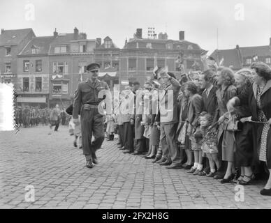 Maastricht. Tournage pour le film trahi (titre de travail: Le vrai et le brave, avec: Clark Gable, Lana Turner et Victor mature). Clark Gable passe devant le public, 28 septembre 1953, acteurs, films, Stars de cinéma, fusillades, pays-Bas, agence de presse du XXe siècle photo, news to remember, documentaire, photographie historique 1945-1990, histoires visuelles, L'histoire humaine du XXe siècle, immortaliser des moments dans le temps Banque D'Images