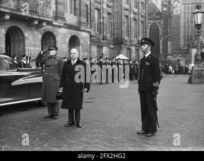 Mackenzie King à Amsterdam jouant l'hymne national, 15 novembre 1947, JOUANT, VOLKSLIED, Pays-Bas, Agence de presse du XXe siècle photo, nouvelles à retenir, documentaire, photographie historique 1945-1990, histoires visuelles, L'histoire humaine du XXe siècle, immortaliser des moments dans le temps Banque D'Images