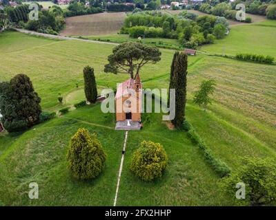 Vue de drone de couple fraîchement marié à l'église rouge de Pomelasca situé dans la campagne Lombardie, Inverigo, province de Côme, Brianza, Italie, E Banque D'Images