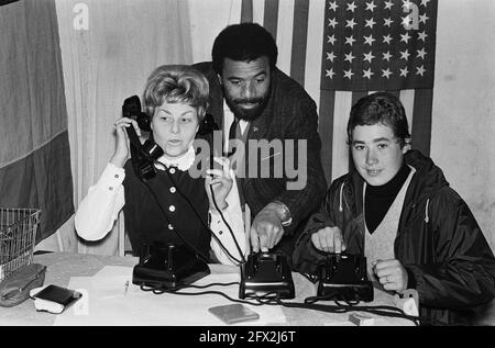 Mamaloe veut élever 50,000 florins en 10.59: De gauche à droite Christel Adelaar, Otto Sterman et Adrie Lasterie, 29 avril 1963, pays-Bas, agence de presse du XXe siècle photo, news to Remember, documentaire, photographie historique 1945-1990, histoires visuelles, L'histoire humaine du XXe siècle, immortaliser des moments dans le temps Banque D'Images