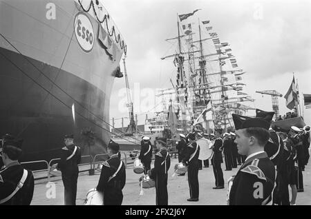 Pétrolier de mammouth Esso Libye baptisé dans la cour de Verolme, 23 août 1962, mamoth Tankers, baptêmes, Pays-Bas, Agence de presse du XXe siècle photo, nouvelles à retenir, documentaire, photographie historique 1945-1990, histoires visuelles, L'histoire humaine du XXe siècle, immortaliser des moments dans le temps Banque D'Images