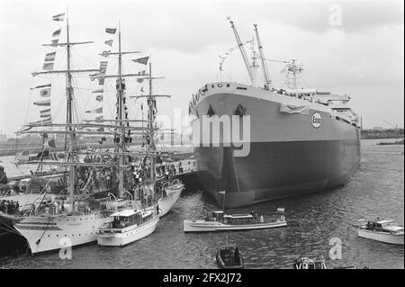 Le pétrolier de mammouth Esso Libye baptisé dans la cour de Verolme, 23 août 1962, les pétroliers de Mammoth, dopage, Pays-Bas, Agence de presse du XXe siècle photo, nouvelles à retenir, documentaire, photographie historique 1945-1990, histoires visuelles, L'histoire humaine du XXe siècle, immortaliser des moments dans le temps Banque D'Images