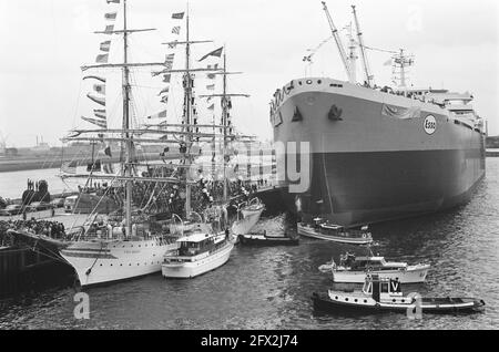 Hanteur de mammouth Esso Libye baptisé au chantier de Verolme, 23 août 1962, tankers de Mammoth, baptêmes, Pays-Bas, Agence de presse du XXe siècle photo, nouvelles à retenir, documentaire, photographie historique 1945-1990, histoires visuelles, L'histoire humaine du XXe siècle, immortaliser des moments dans le temps Banque D'Images