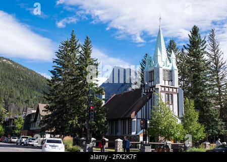 BANFF, ALBERTA, CANADA - 2016 SEPTEMBRE 9 : magnifique vue sur l'église presbytérienne de Saint-Paul avec son imposante flèche lors d'une journée ensoleillée avec les montagnes derrière Banque D'Images