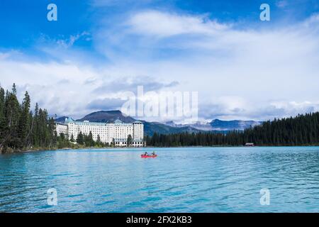 Lake Louise, Alberta, Canada - 2016 septembre 8 : l'hôtel Fairmont Chateau est situé dans un endroit spectaculaire près du lac Louise, bateau rouge en premier plan Banque D'Images