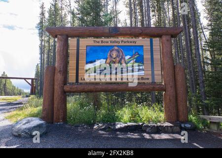 BANFF, ALBERTA, CANADA - 2016 SEPTEMBRE 8 : panneau Bow Valley Parkway en français et en anglais à l'intérieur d'un grand cadre en bois fait de grosses billes Banque D'Images