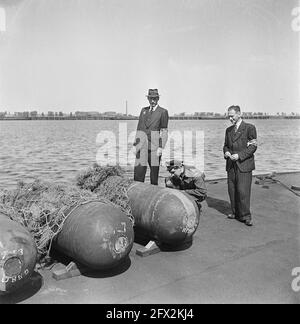 Hommes sur un ponton vue mines de mer allemandes, mai 1945, ports, Seconde Guerre mondiale, pays-Bas, agence de presse du xxe siècle photo, nouvelles à retenir, documentaire, photographie historique 1945-1990, histoires visuelles, L'histoire humaine du XXe siècle, immortaliser des moments dans le temps Banque D'Images