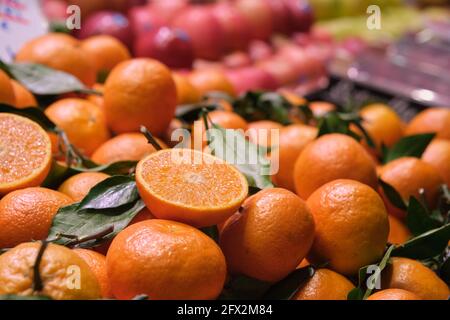 Oranges juteuses au comptoir sur le marché espagnol Banque D'Images