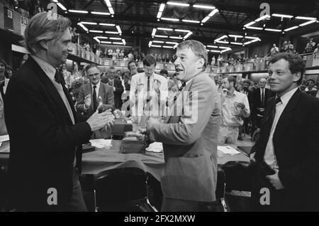 Congrès D66; Hans van Mierlo (m) après le discours, gauche Glastra van Loon et droite Engwirda, 15 juin 1985, congrès, politiciens, Discours, pays-Bas, photo de l'agence de presse du XXe siècle, nouvelles à retenir, documentaire, photographie historique 1945-1990, histoires visuelles, L'histoire humaine du XXe siècle, immortaliser des moments dans le temps Banque D'Images