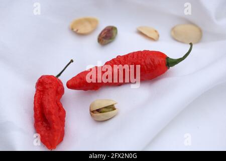 Vue sur les Chilis rouges et les pistaches blanches lin Banque D'Images