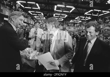Congrès D66; Hans van Mierlo et Glastra van Loon (l), 15 juin 1985, congrès, politiciens, Pays-Bas, Agence de presse du XXe siècle photo, nouvelles à retenir, documentaire, photographie historique 1945-1990, histoires visuelles, L'histoire humaine du XXe siècle, immortaliser des moments dans le temps Banque D'Images