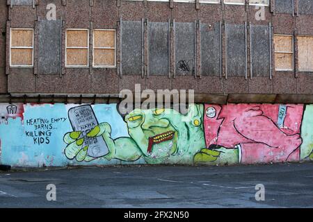 Belfast 25 mai 2021. Une fresque du Premier ministre d'Irlande du Nord, Arlene Foster, est clairement visible dans le centre-ville de Belfast. Le scandale de l'incitation au chauffage renouvelable (scandale RHI), également appelé RHIgate[ et le scandale Cash for Ash,] a été un scandale politique dans le nord de l'Irelandqui se concentre sur un programme d'incitation à l'énergie renouvelable (combustion de granules de bois) qui aurait coûté potentiellement près de 500 millions de livres sterling aux deniers publics[3]le plan, Lancé en 2012, il a été supervisé par Arlene Foster, du Parti unioniste démocratique (DUP), alors ministre de l'entreprise, du commerce et de l'investissement. Banque D'Images