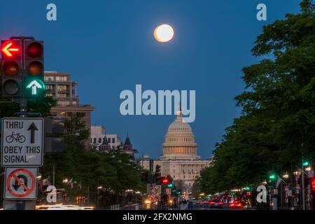 Les derniers rayons du soleil se sont couchant sur le bâtiment du Capitole des États-Unis alors que la lune s'élève au-dessus de Washington, D.C. Banque D'Images