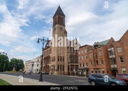 Albany, NY - USA - 22 mai 2021 : vue sur le paysage de l'hôtel de ville roman historique de Richardsonian Albany, siège du gouvernement de la ville d'Alb Banque D'Images