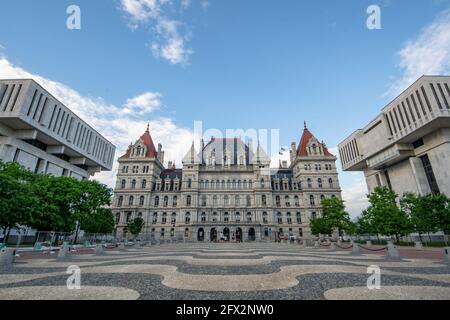 Albany, NY - États-Unis - 22 mai 2021 : une vue du sud-ouest du bâtiment historique du Capitole de l'État de New York. Banque D'Images