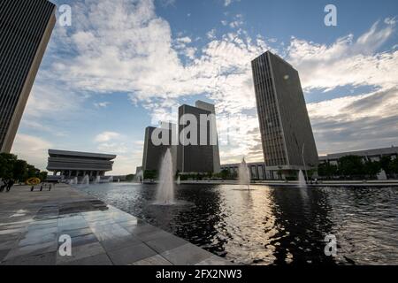 Albany, NY - USA - 22 mai 2021 : vue panoramique sur le complexe Empire State Plaza et la piscine à réflexion. Banque D'Images