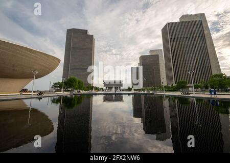 Albany, NY - USA - 22 mai 2021 : vue panoramique sur le complexe Empire State Plaza et piscine à réflexion. Banque D'Images