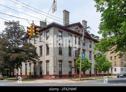 Schenectady, NY - Etats-Unis - 22 mai 2021 : une vue de trois quarts de l'historique Stockade Inn, situé dans le quartier historique de Stockade Banque D'Images