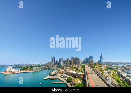 Sydney, Nouvelle-Galles du Sud, Australie - 8 mai 2021 : vue sur Circular Quay vers la ligne d'horizon de Sydney. Banque D'Images