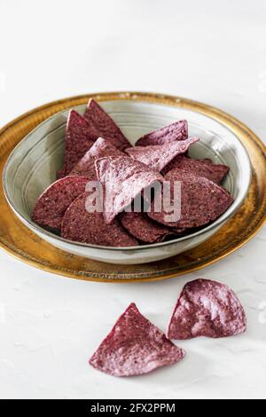 Croustilles tortilla au maïs bleu - FOOPPIX Banque D'Images