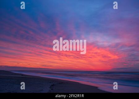 Les moments avant que le soleil se lève sont inondés de belles teintes roses , qui se reflètent dans l'océan. Banque D'Images