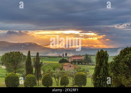 Vallée en Toscane avec coucher de soleil dans les montagnes Banque D'Images