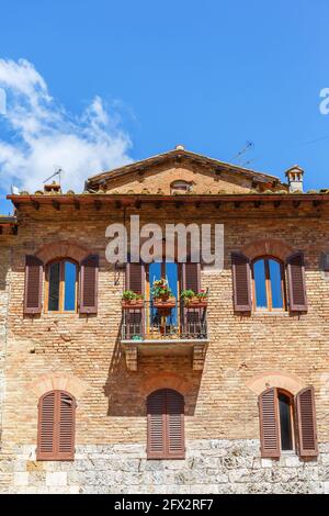 Maison d'habitation avec balcon et boîtes à fleurs balcon Banque D'Images