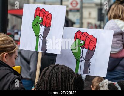 Londres, Royaume-Uni. 22 mai 2021. Des signes de protestation pro-palestiniens, lors du rassemblement de Save Sheikh Jarrah pour une Palestine libre, exhortant le gouvernement britannique à prendre des mesures immédiates et à cesser de permettre à Israël d'agir en toute impunité. La marche s'est assemblée à Victoria Embankment et s'est rendue jusqu'à Whitehall, Trafalgar Square et à Marble Arch pour les discours de rallye. Banque D'Images