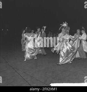 Spectacle de masse jardin de l'Europe par Carel Briels [dans le Goffertstadion à Nimègue, à l'occasion du 150e anniversaire du Royaume des pays-Bas], le Congrès de Vienne danse vêtue de costumes colorés, 27 août 1963, danse, événements, commémorations, Représentations, pays-Bas, agence de presse du XXe siècle photo, news to remember, documentaire, photographie historique 1945-1990, histoires visuelles, L'histoire humaine du XXe siècle, immortaliser des moments dans le temps Banque D'Images