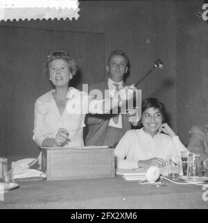 Mary Dresselhuys comme commissaire aux enchères chez Mak van Waay, 22 septembre 1959, aux enchères, pays-Bas, agence de presse du xxe siècle photo, nouvelles à retenir, documentaire, photographie historique 1945-1990, histoires visuelles, L'histoire humaine du XXe siècle, immortaliser des moments dans le temps Banque D'Images