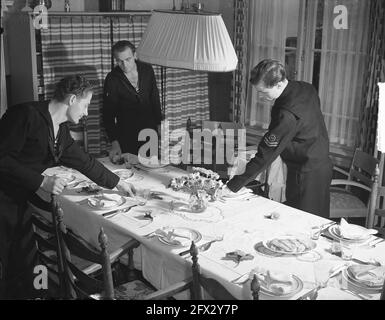 Les marins sont enseignés à l'école de ménage d'Amsterdam, 12 octobre 1948, école de ménage, marins, Table setting, pays-Bas, agence de presse du XXe siècle photo, news to remember, documentaire, photographie historique 1945-1990, histoires visuelles, L'histoire humaine du XXe siècle, immortaliser des moments dans le temps Banque D'Images