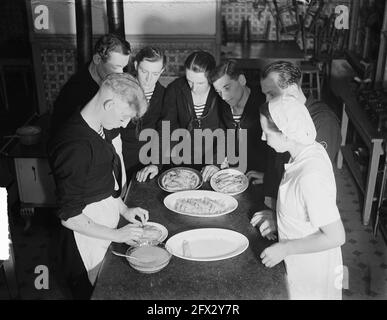 Les marins reçoivent une leçon à l'école de ménage d'Amsterdam, 12 octobre 1948, école de ménage, marins, Pays-Bas, Agence de presse du XXe siècle photo, nouvelles à retenir, documentaire, photographie historique 1945-1990, histoires visuelles, L'histoire humaine du XXe siècle, immortaliser des moments dans le temps Banque D'Images