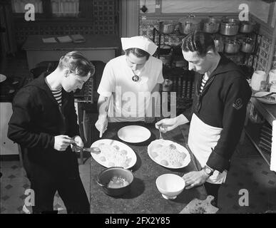 Les marins reçoivent une leçon à l'école de ménage d'Amsterdam, 12 octobre 1948, école de ménage, marins, pays-Bas, agence de presse du xxe siècle photo, nouvelles à retenir, documentaire, photographie historique 1945-1990, histoires visuelles, L'histoire humaine du XXe siècle, immortaliser des moments dans le temps Banque D'Images