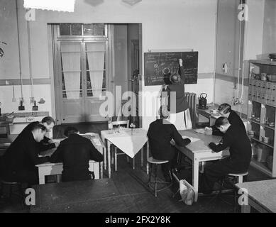 Les marins reçoivent une leçon à l'école de ménage d'Amsterdam, 12 octobre 1948, ÉCOLE DE LOGEMENT à DOMICILE, MATROZEN, Pays-Bas, Agence de presse du XXe siècle photo, nouvelles à retenir, documentaire, photographie historique 1945-1990, histoires visuelles, L'histoire humaine du XXe siècle, immortaliser des moments dans le temps Banque D'Images