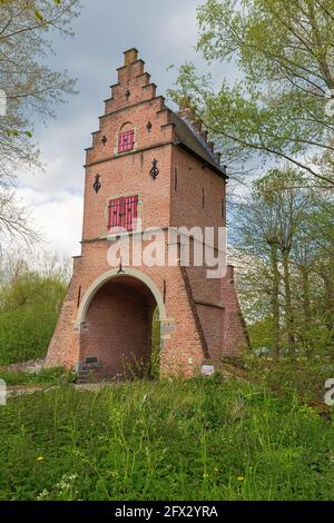 La porte bleue à Ooidonk, vue en direction du village. Le panneau indique le nom de la porte Porta Arboreti ou porte bleue Banque D'Images